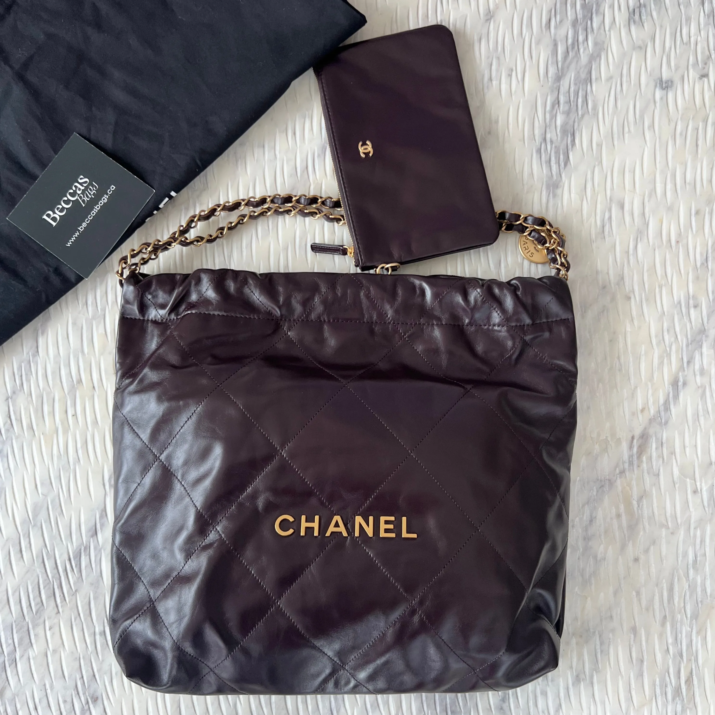 Sure! Heres an optimized title for the Chanel 22 Bag with descriptive modifiers:

Chanel 22 Luxe Quilted Leather Shoulder Bag – Elegant Designer Handbag with Iconic Chain Strap