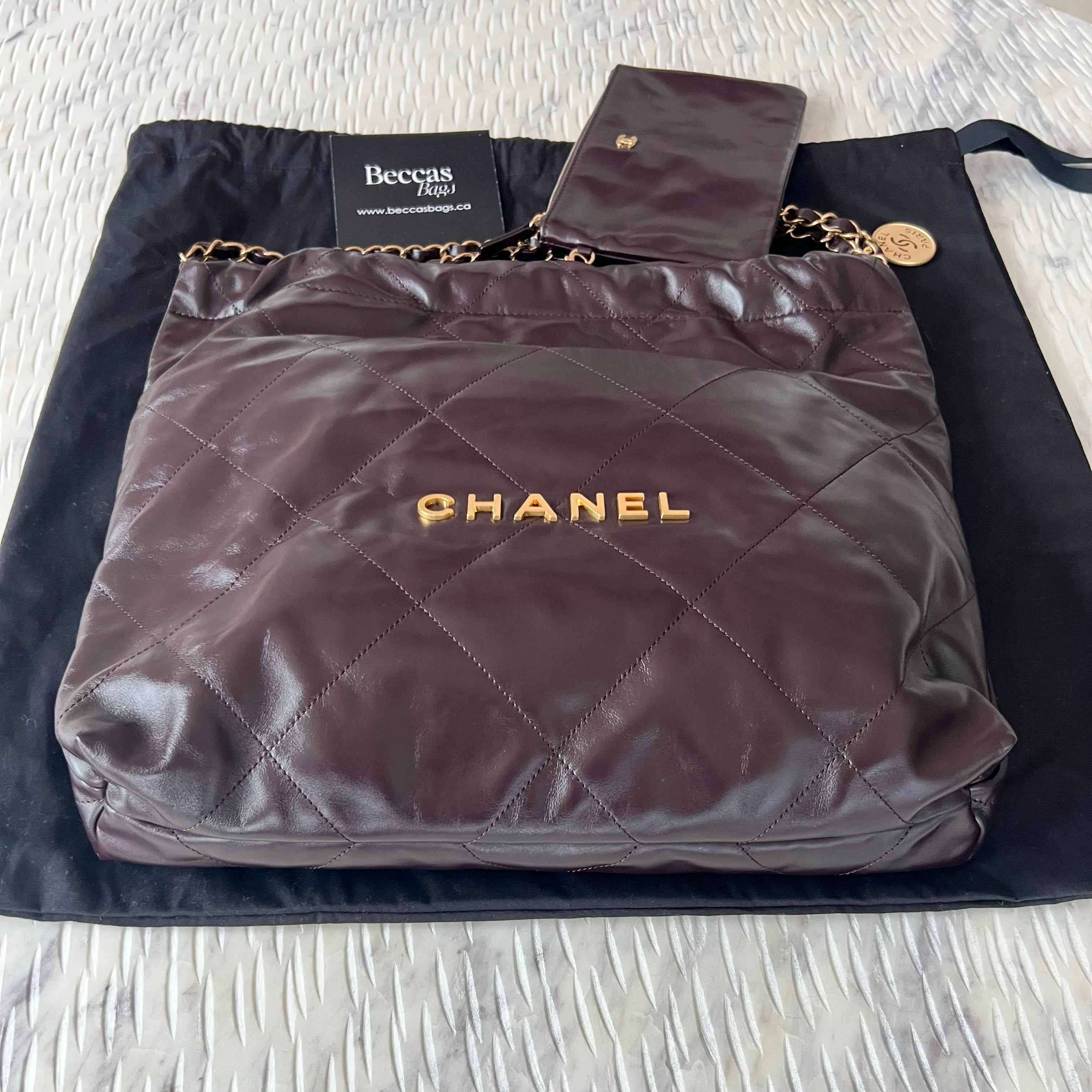 Sure! Heres an optimized title for the Chanel 22 Bag with descriptive modifiers:

Chanel 22 Luxe Quilted Leather Shoulder Bag – Elegant Designer Handbag with Iconic Chain Strap