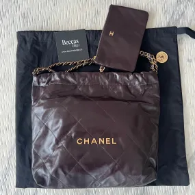 Sure! Heres an optimized title for the Chanel 22 Bag with descriptive modifiers:

Chanel 22 Luxe Quilted Leather Shoulder Bag – Elegant Designer Handbag with Iconic Chain Strap