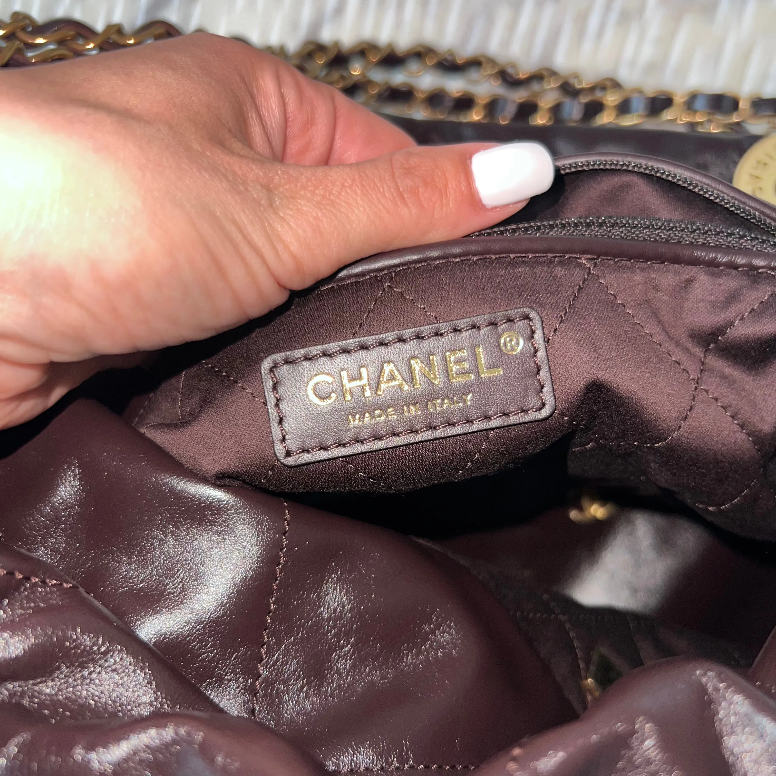 Sure! Heres an optimized title for the Chanel 22 Bag with descriptive modifiers:

Chanel 22 Luxe Quilted Leather Shoulder Bag – Elegant Designer Handbag with Iconic Chain Strap