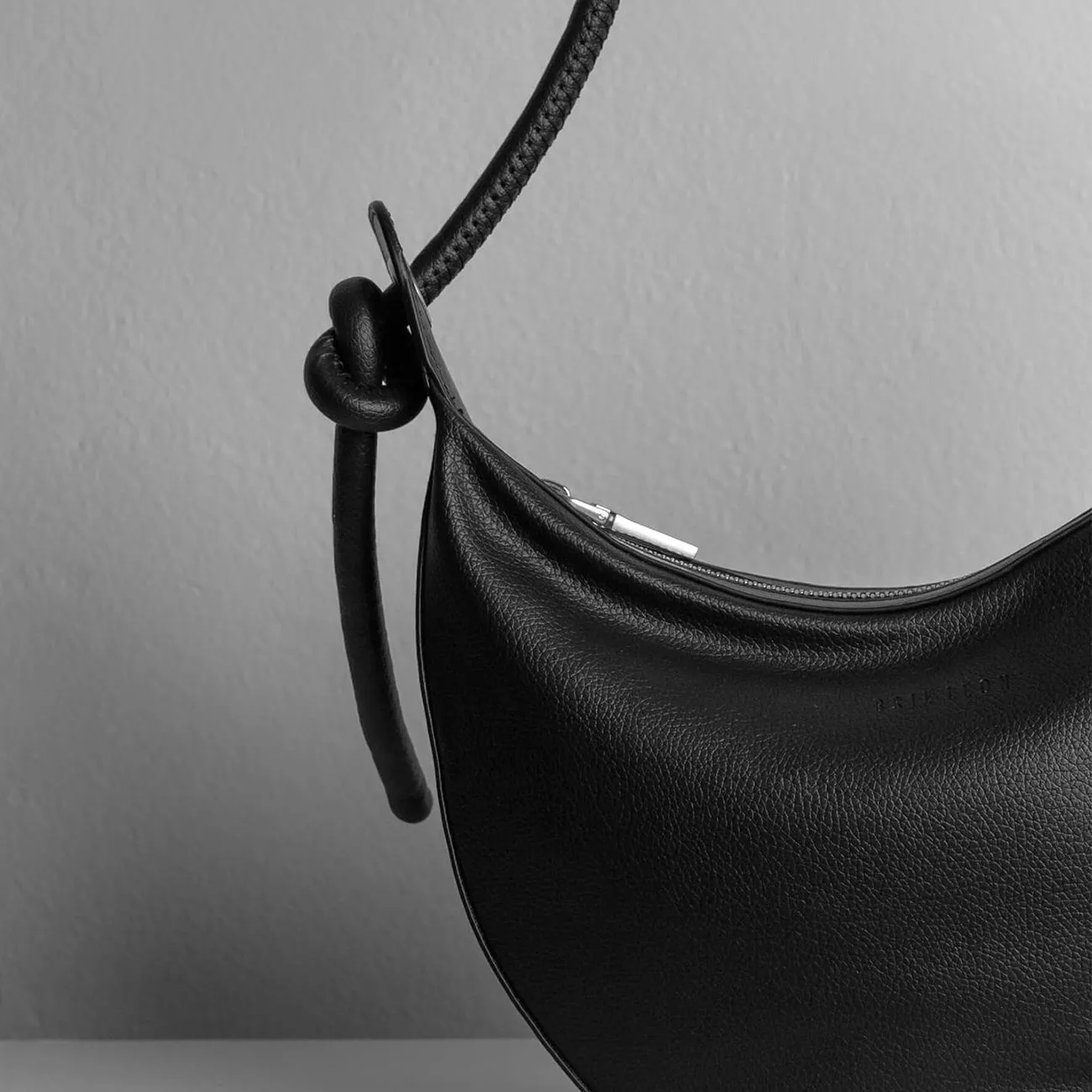 TIE KNOT CROISSANT BAG BLACK